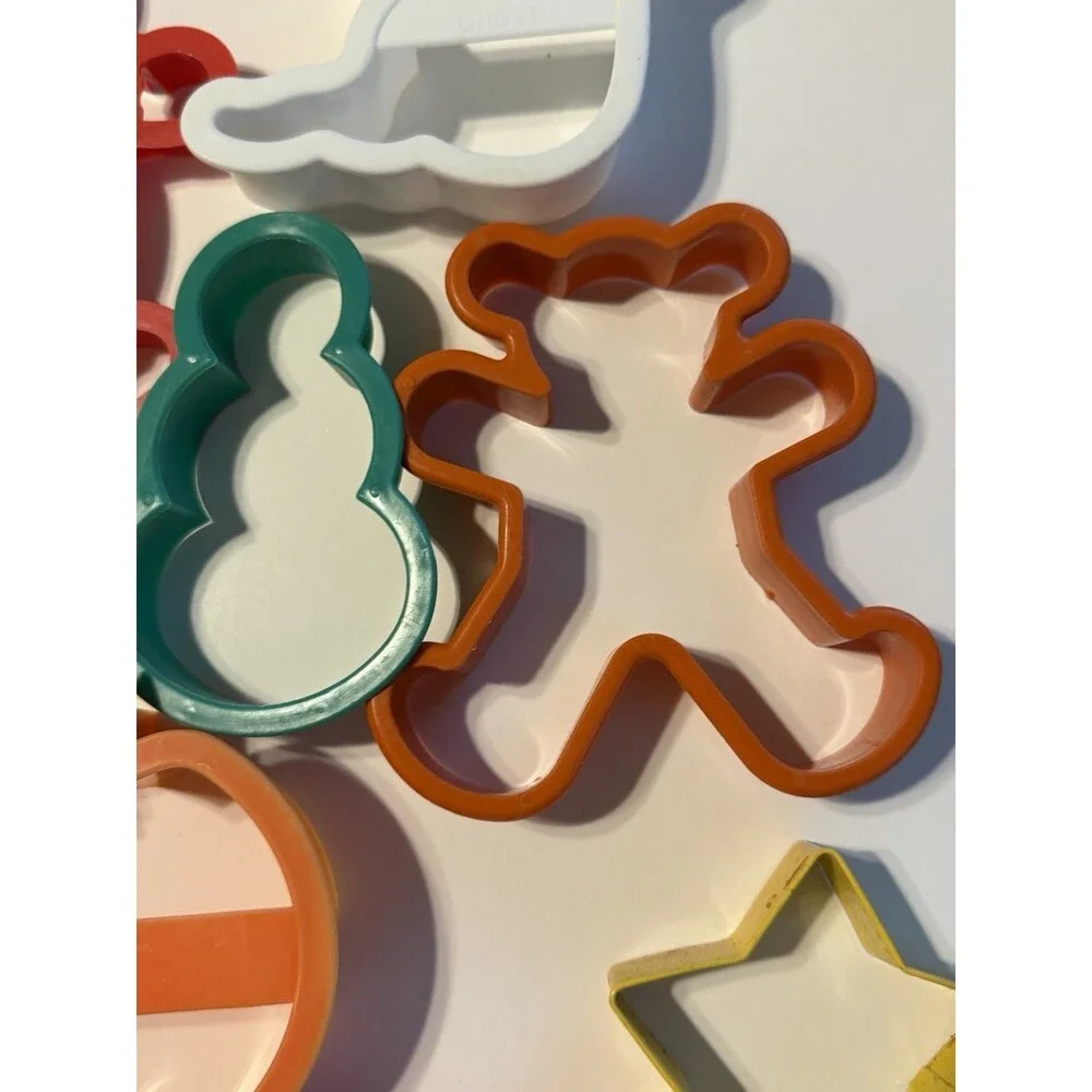 Mixed Lot of 18 Cookie Cutters Cat Pumpkin Snowman Camel Bear Gingerbread Man